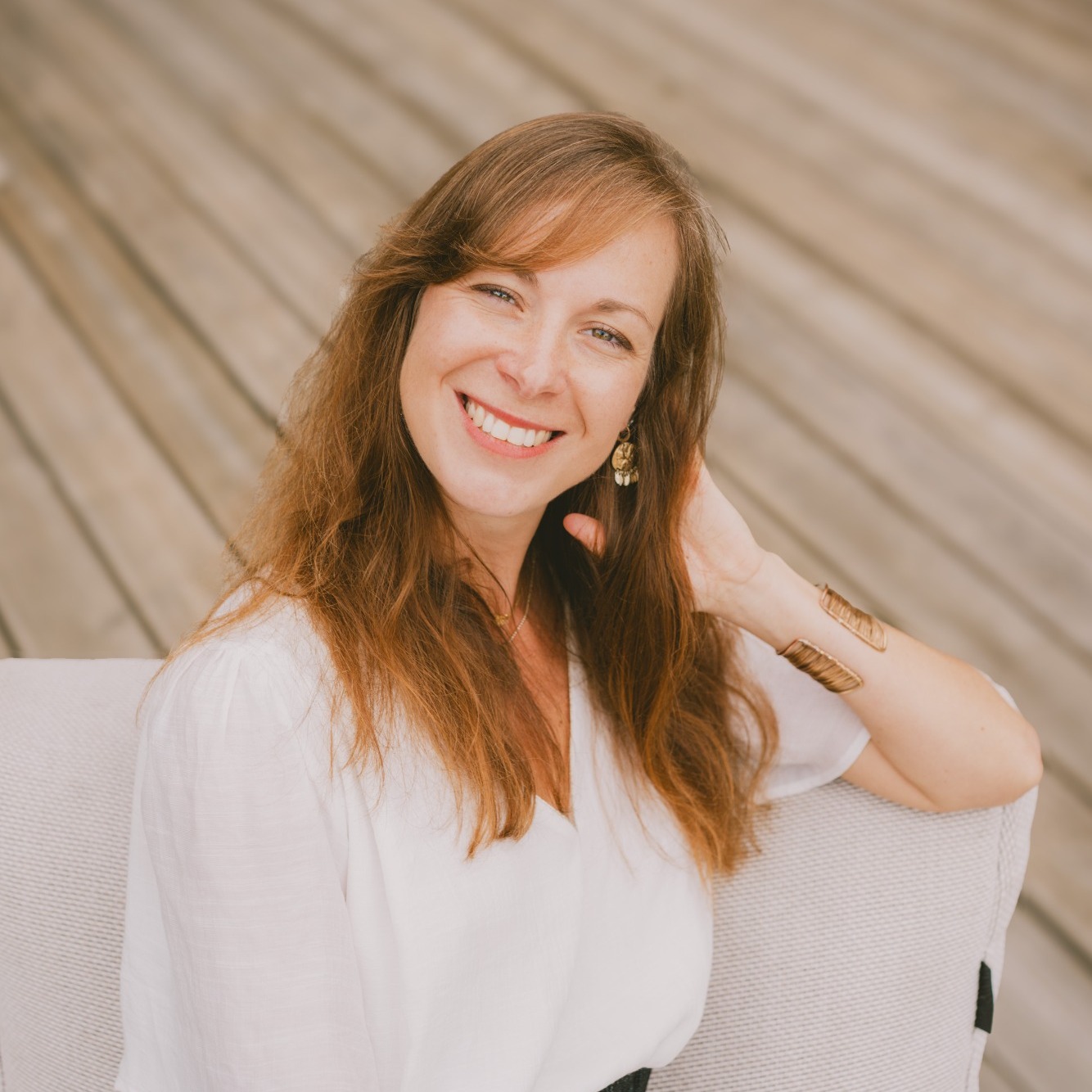 Portrait d’Élise Pieters, chemise blanche, sourire